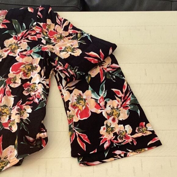 ROXY WOMENS MEDIUM TOP BLOUSE  UTTON TIE FRONT ALL OVER FLORAL BELL SLEEVES - Picture 7 of 7